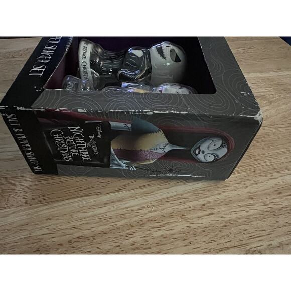 NIGHTMARE Before Christmas Salt & Pepper Shakers - Picture 3 of 7